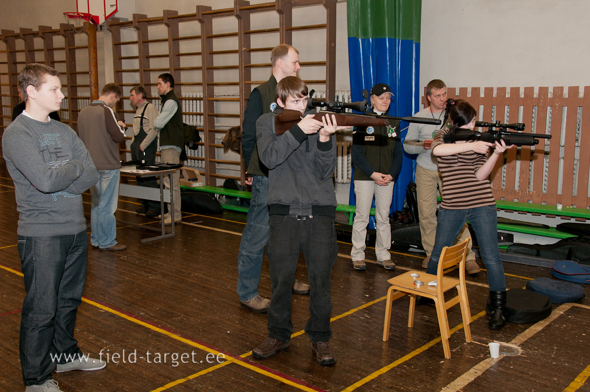 Ka õpilased tahtsid mitte päris tavapäraste püssidega omavahel mõõtu võtta